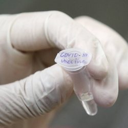 Vacina de Oxford começa a ser testada em profissionais de saúde de SP