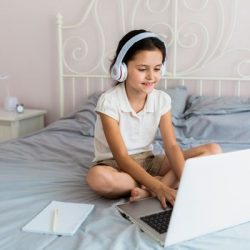 Aulas online: o contato entre família e escola pode melhorar o aprendizado
