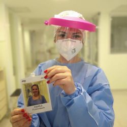 Novos crachás humanizados dos profissionais de  saúde tentam quebrar barreira criada pelas máscaras