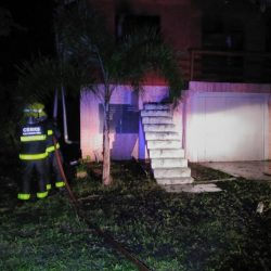 Casa foi destruída pelo fogo em Faria Lemos