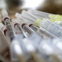 Após reação adversa em voluntário, desenvolvimento da vacina de Oxford é suspenso