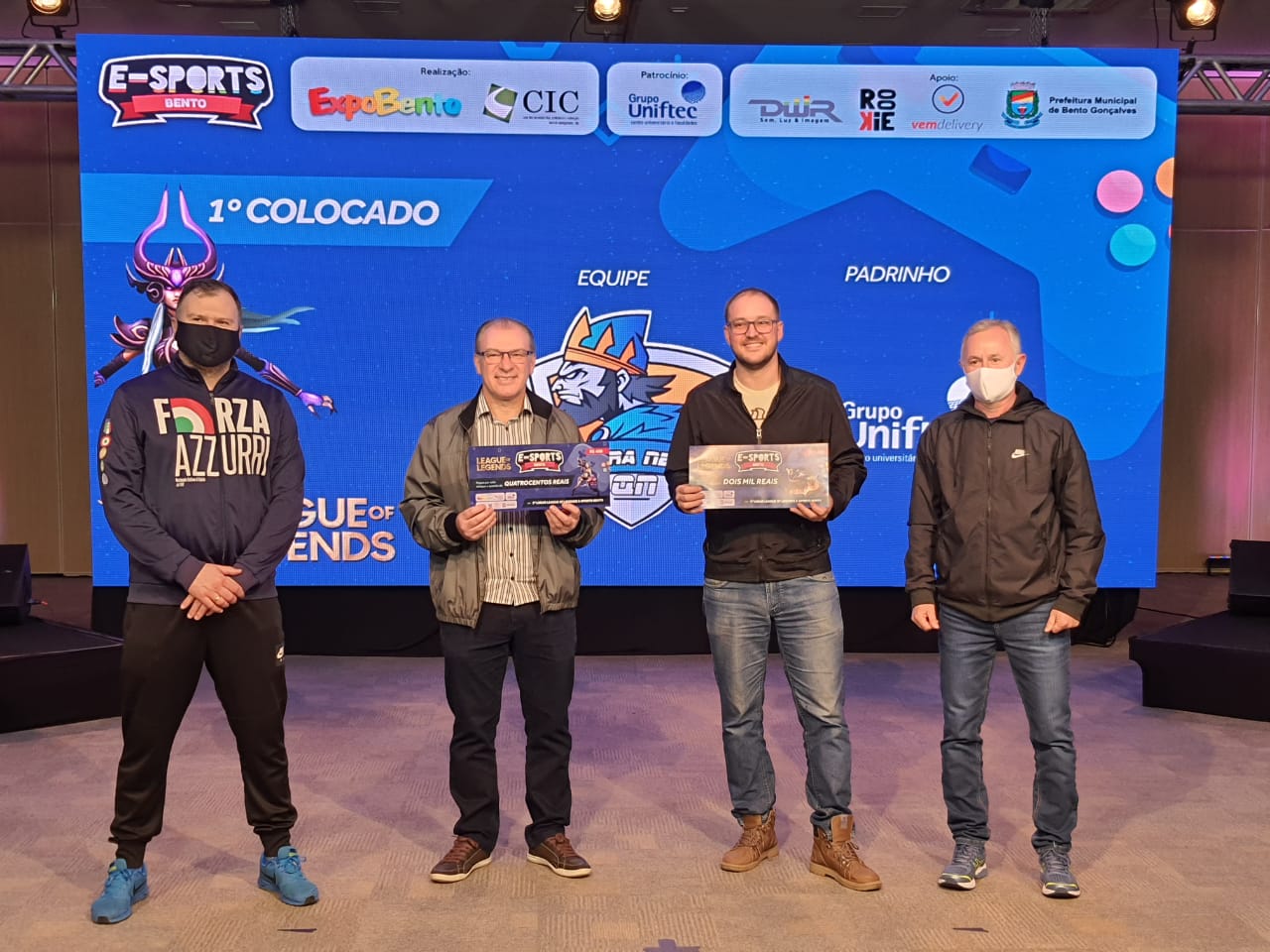 Na entrega simbólica das premiações, Rodrigo Valério, César Anderle, Vinicius Piva e Gilberto Durante