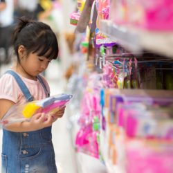 Estamos promovendo a criação de crianças consumistas?
