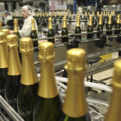 Indústria vinícola interrompe produção por falta de garrafa e pode faltar espumante para o Natal