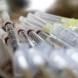 Brasil consegue comprar menos de 3% das  seringas  e agulhas para imunização