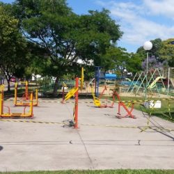 Praças e parques da cidade tem brinquedos e academias bloqueados