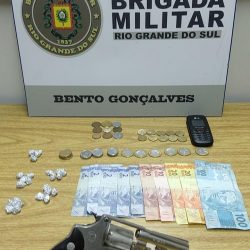 Força Tática da BM  prende homem com arma e drogas no bairro Maria Gortetti