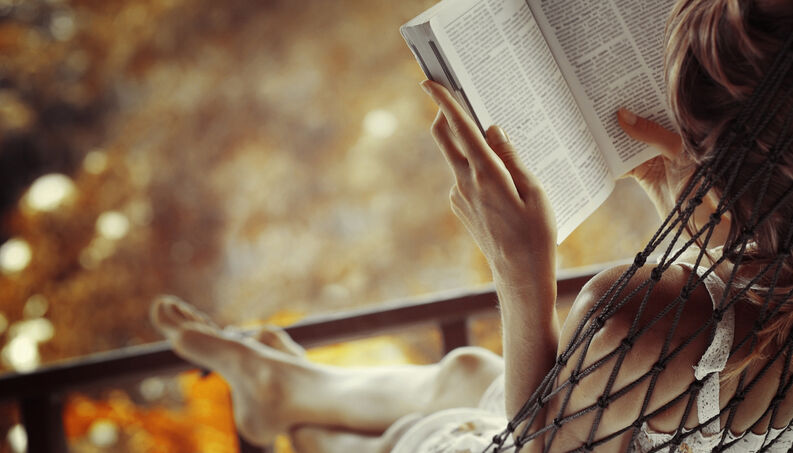 mulher-lendo-livro-1216-1400x800