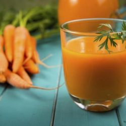 Suco de cenoura para desinchar, proteger a saúde da pele e limpar o corpo