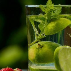 Beber água morna com limão de manhã: especialistas encontram 15 benefícios para a saúde