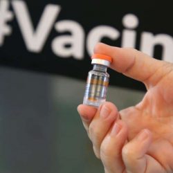 Furar a fila de vacinação agora é crime