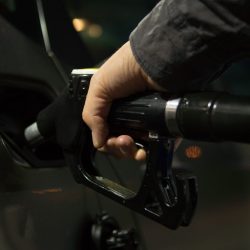 Petrobras anuncia aumento de 23 centavos no preço da gasolina e 34 centavos no diesel