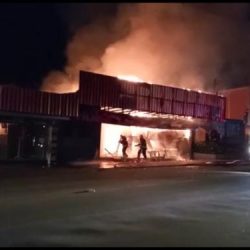 Empresa fica destruída após incêndio no Licorsul