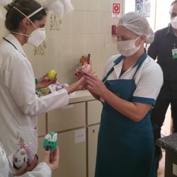 Parceiros Voluntários entrega cerca de 500 ovinhos de Páscoa aos profissionais de saúde do Hospital Tacchini