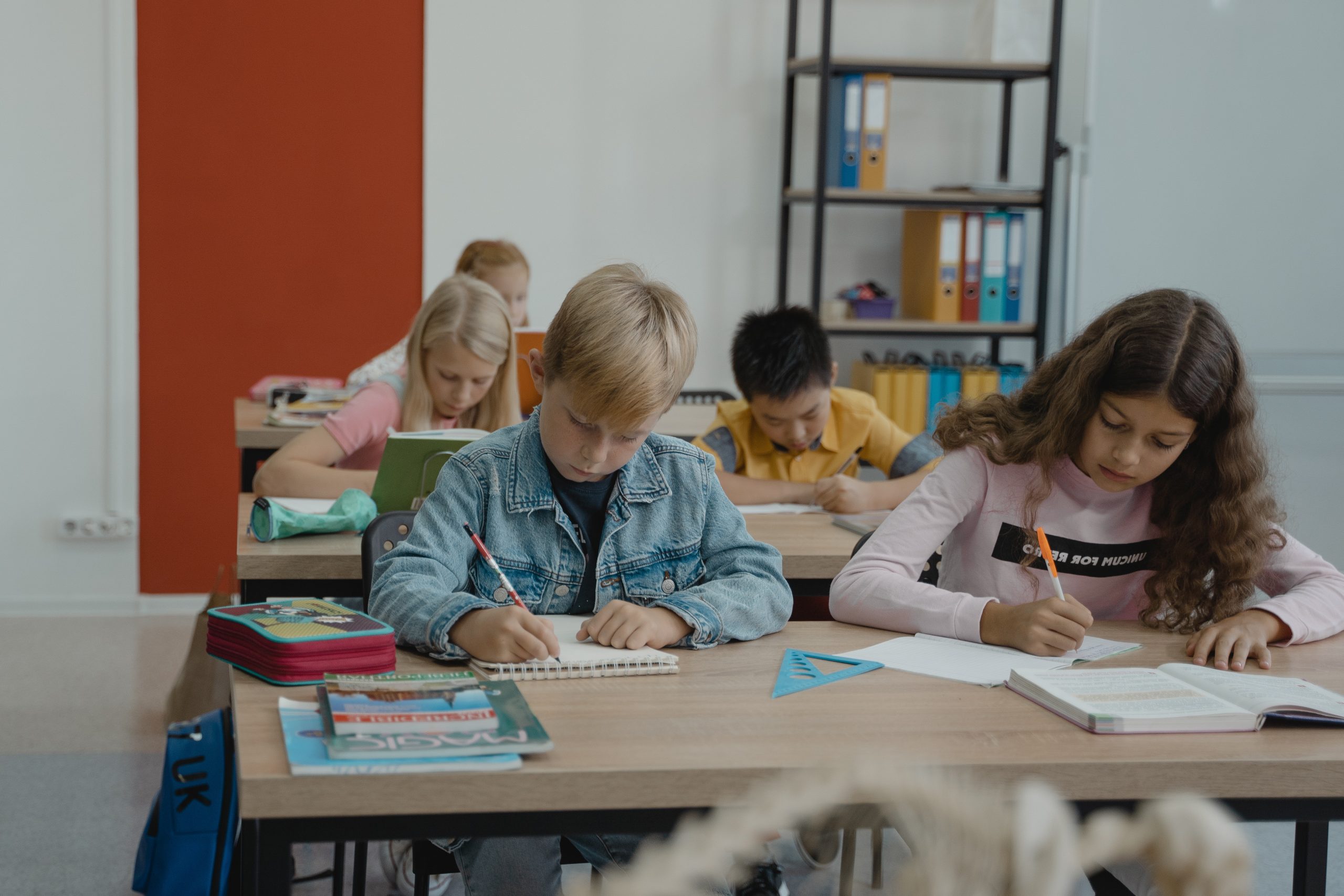 Não haverá obrigatoriedade de comparecimento às escolas pelos alunos, mas os que assim desejarem, poderão.