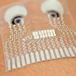 Conheça o adesivo para pele criado por cientistas que é capaz de monitorar saúde de usuários