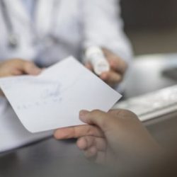 Médico que disponibilizar atestado falso para 'fura-fila' da imunização pode ser cassado