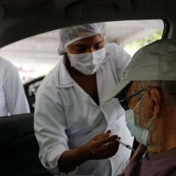 Vacinação reduz pela metade morte entre idosos com mais de 80 anos