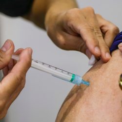 A Secretaria da Saúde retoma a vacinação da segunda dose de CoronaVac