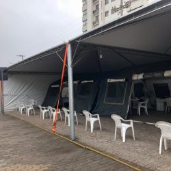 Apenas nesta segunda-feira, tenda de atendimento rápido já atendeu 150 pacientes com problemas respiratórios