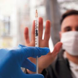 Trabalhador que recusar vacina contra COVID pode ter demissão por justa causa