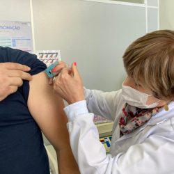 Vacinação contra a COVID para pessoas com 25, 26 e 27 anos ocorre nesta semana