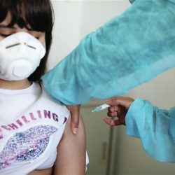 Vacinas da Pfizer e Moderna podem apresentar eventos graves, mas casos são raros
