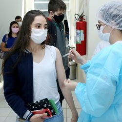 Adolescentes de 16 anos começam a ser vacinados, em Bento