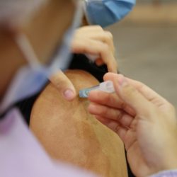 Imunossuprimidos começam a receber terceira dose da vacina contra Covid