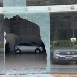 Criminosos quebram vidraça de concessionaria e levam carro