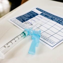 Maioria das mortes por Covid em adultos jovens do RS são de pessoas não vacinadas