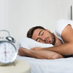Dormir entre 22h e 23h diminui risco de doenças cardíacas