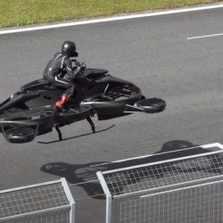 Moto voadora é exibida em circuito de corrida japonês