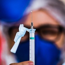 Estudo indica que vacinas aumentam proteção de quem já teve Covid-19