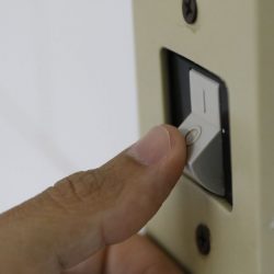 Famílias de baixa renda entram automaticamente em programa de redução de tarifas de luz