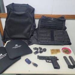 Homem é preso com arma, munições e droga no Santa Marta