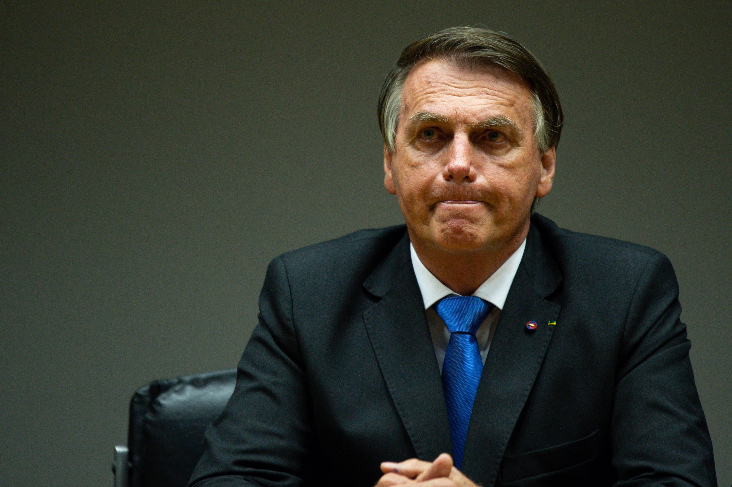 BRASILIA, BRAZIL - OCTOBER 22: President of Brazil Jair Bolsonaro gestures during a last minute press conference at the Ministry of Economy on October 22, 2021 in Brasilia, Brazil. Four key members of Guede's team had resigned on Thursday in disagreement with Bolsonaro's intention to increase public spending cap to fund welfare plans a year before presidential elections. In the last week, markets and Brazilian currency sank on fears spending cap may be jeopardized. (Photo by Andressa Anholete/Getty Images)