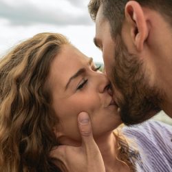 Vírus da doença do beijo pode causar esclerose múltipla, diz estudo