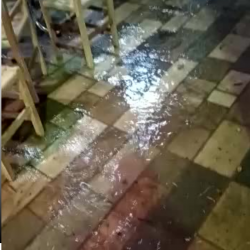Chuva forte alaga o ginásio do bairro Progresso em Bento Gonçalves; veja o vídeo