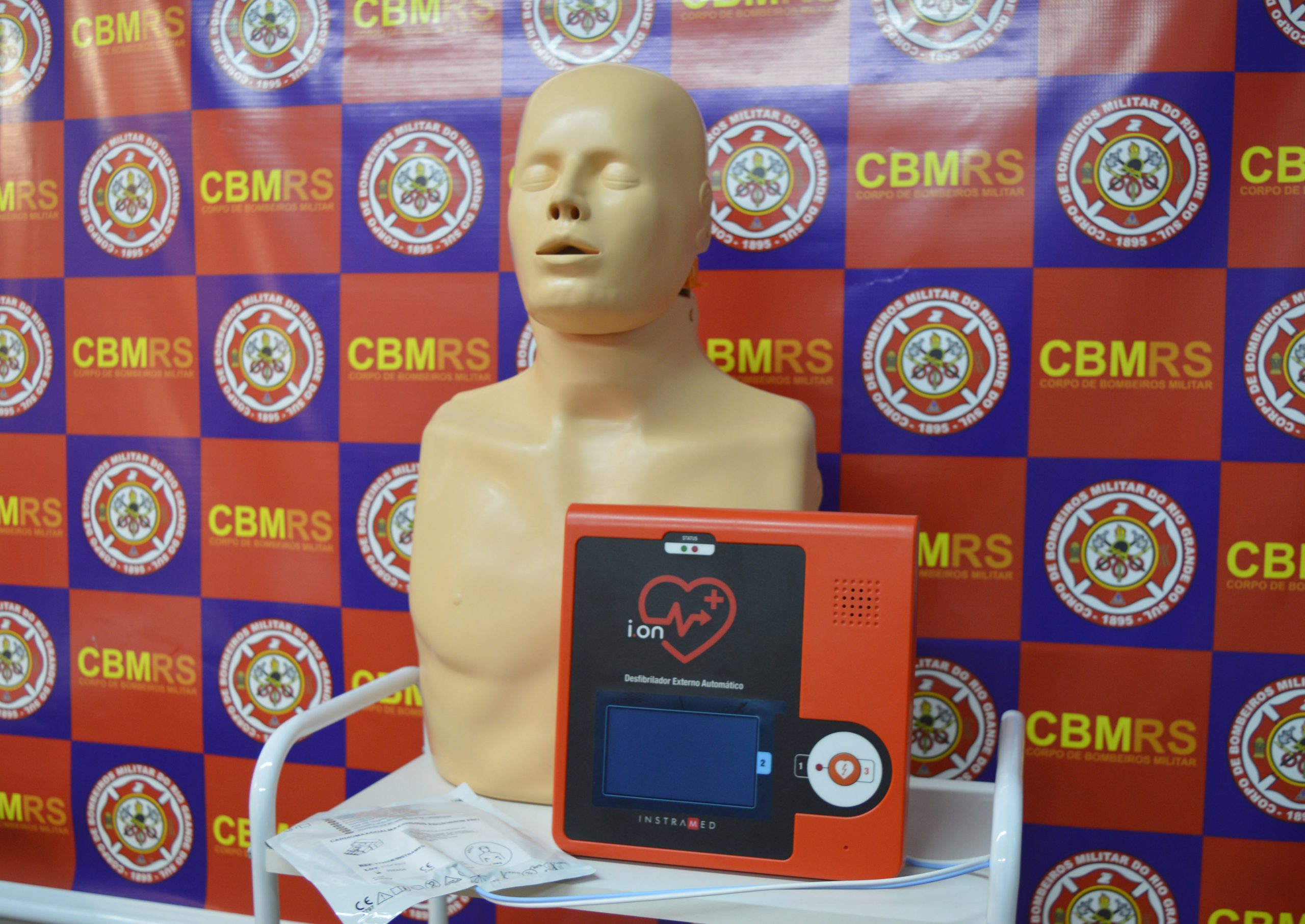 O Corpo de Bombeiros recebeu um desfibrilador e um manequim para treinamento de reanimação cardiopulmonar - Crédito Alessandro Manzoni, Exata Comunicação