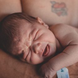 Veja como aliviar cólicas em bebês e em recém-nascidos