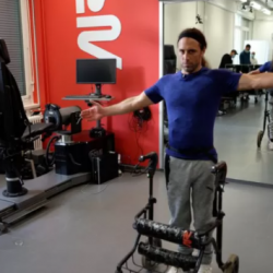 Graças a implante, homem consegue andar após ter pernas paralisadas