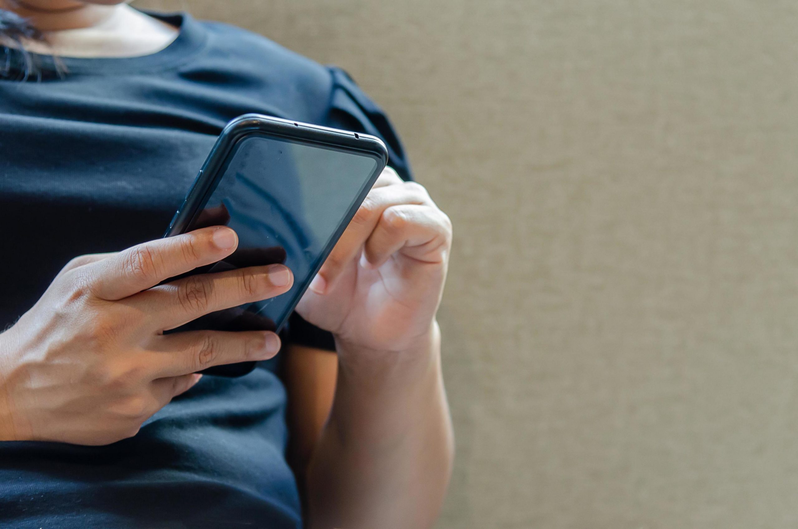 1902151-mulher-usando-um-telefone-celular-grátis-foto