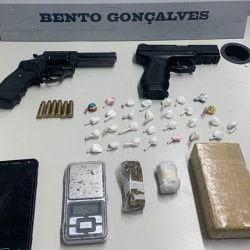 Homem é preso por tráfico de drogas e porte de armas em Bento