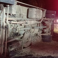 Caminhão e ônibus causam acidente no Vale dos Vinhedos