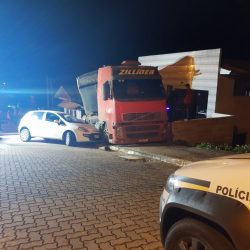 Carreta bate em quatro veículos e invade casa no bairro Caminhos da Eulália