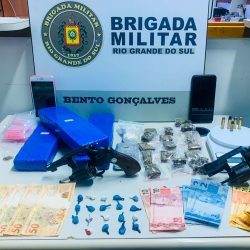Homem com drogas e armas de fogo é preso no bairro Humaitá