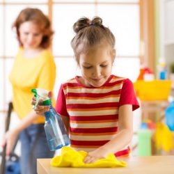 Crianças podem auxiliar nas tarefas domésticas