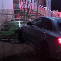 Mais um desgovernado: Um carro atingiu um restaurante no bairro Cidade Alta