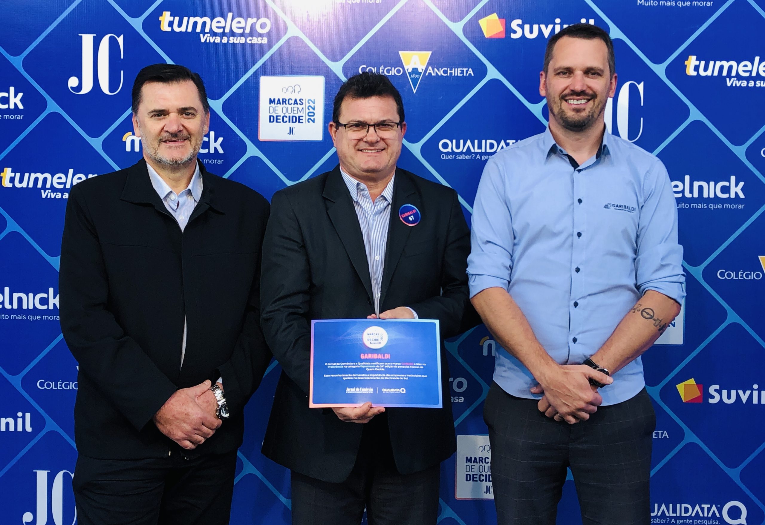 Vanderlei Pramio, Oscar Ló e Maiquel Vignatti, da Cooperativa Vinícola Garibaldi, participaram da cerimônia de premiação do